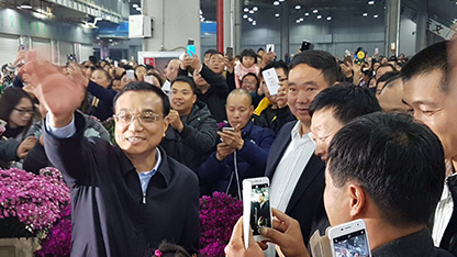李克强总理夜逛斗南花市